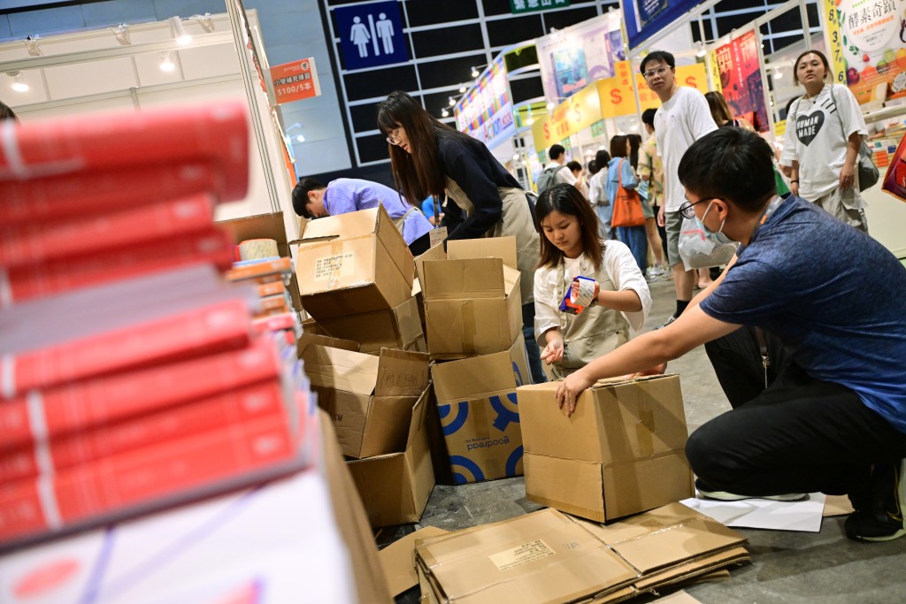 有參展書商結束前夕收拾離場。陳極彰攝