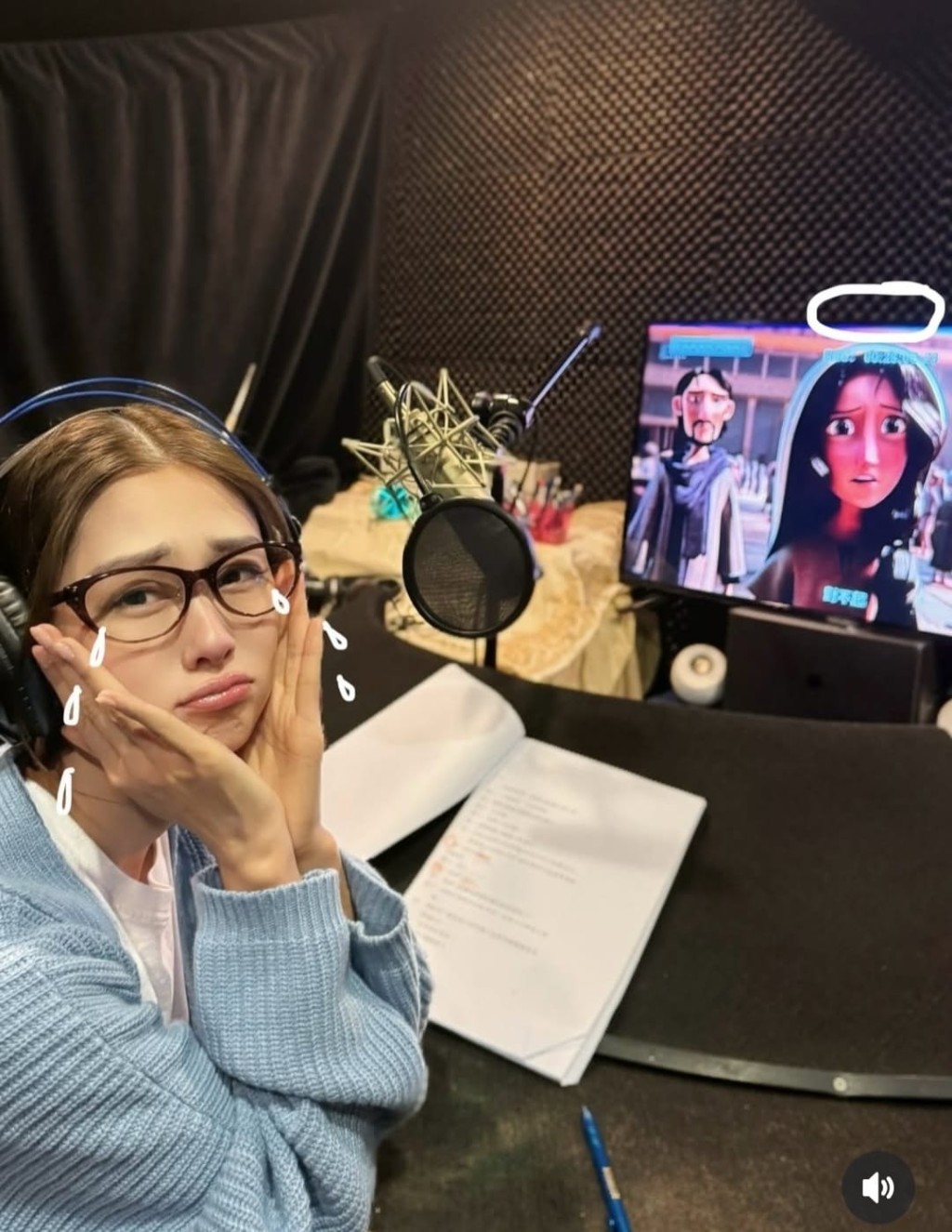 岑麗香po相，畫上眼淚，被情節感動。