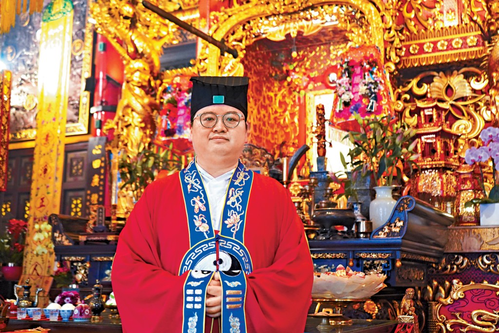 「80後」的馮耀中成為嗇色園黃大仙祠道長。