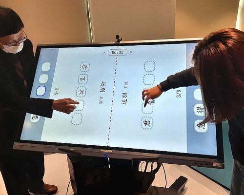 「未來中小教室」設有多部智能電腦，讓師生進行背詩遊戲等活動，提升學習興趣。 楊璨珉攝