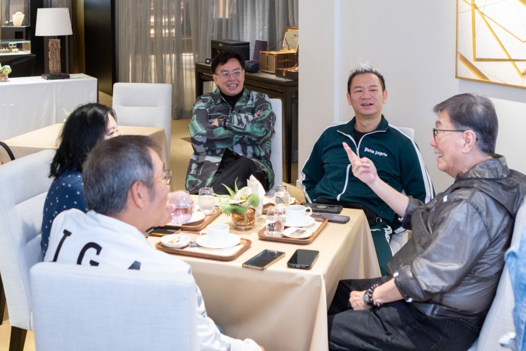 校長跟一班舊拍檔聚在一起，有談不盡的話題。
