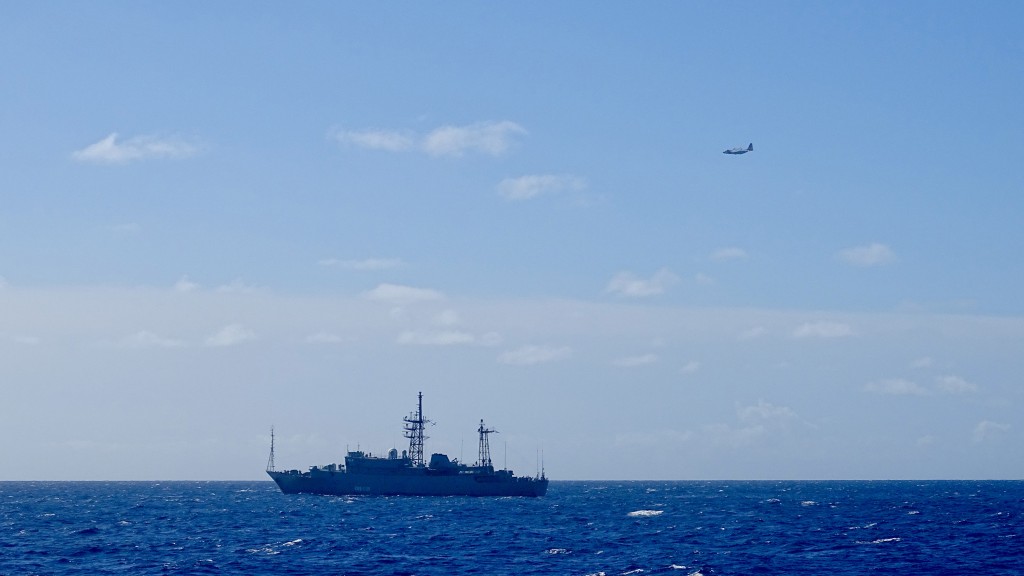 2025年10月29日，美国海岸防卫队巴伯斯角航空站的HC-130「大力士」运输机机组人员在欧胡岛以南约15海里处监视一艘俄罗斯军舰。 美国海岸防卫队