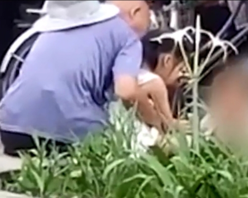 廣西一名94歲老人當街猥褻一名女童。 影片截圖