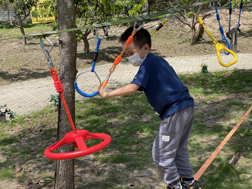 草地上有不同游乐设施，让小朋友尽情放电。