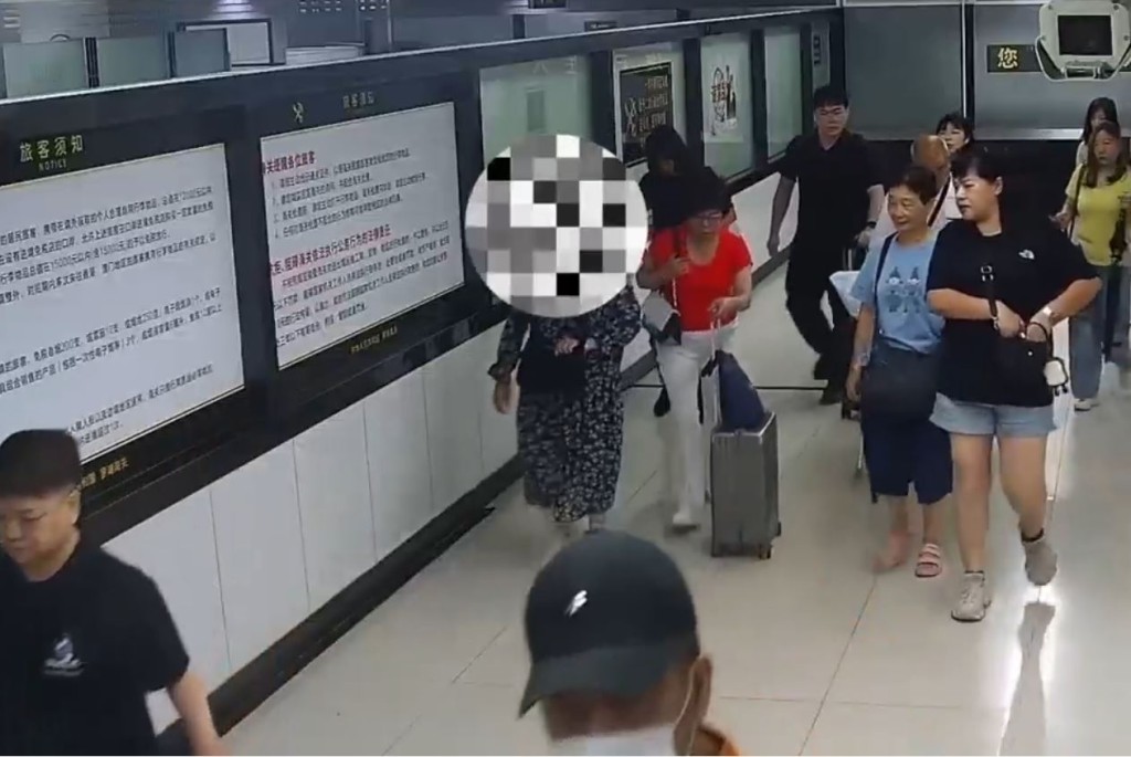 羅湖口岸海關截獲企圖走私純銀條入境的女子。海關發布