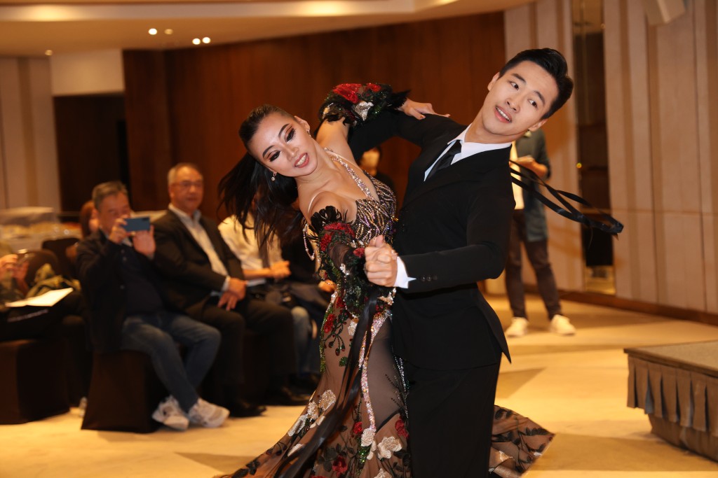 廖啟森、廖雲軒在記者會中表演標準舞