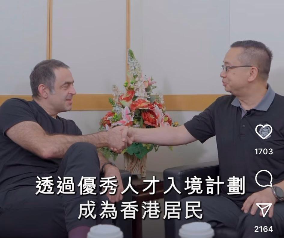英國桌球天王奧蘇利雲(左)獲批「優才」身份來港,入境處處長郭俊峯(右)粉墨登場宣傳片。影片截圖 英國桌球天王奧蘇利雲(左)獲批「優才」身份來港,入境處處長郭俊峯(右)粉墨登場宣傳片。影片截圖