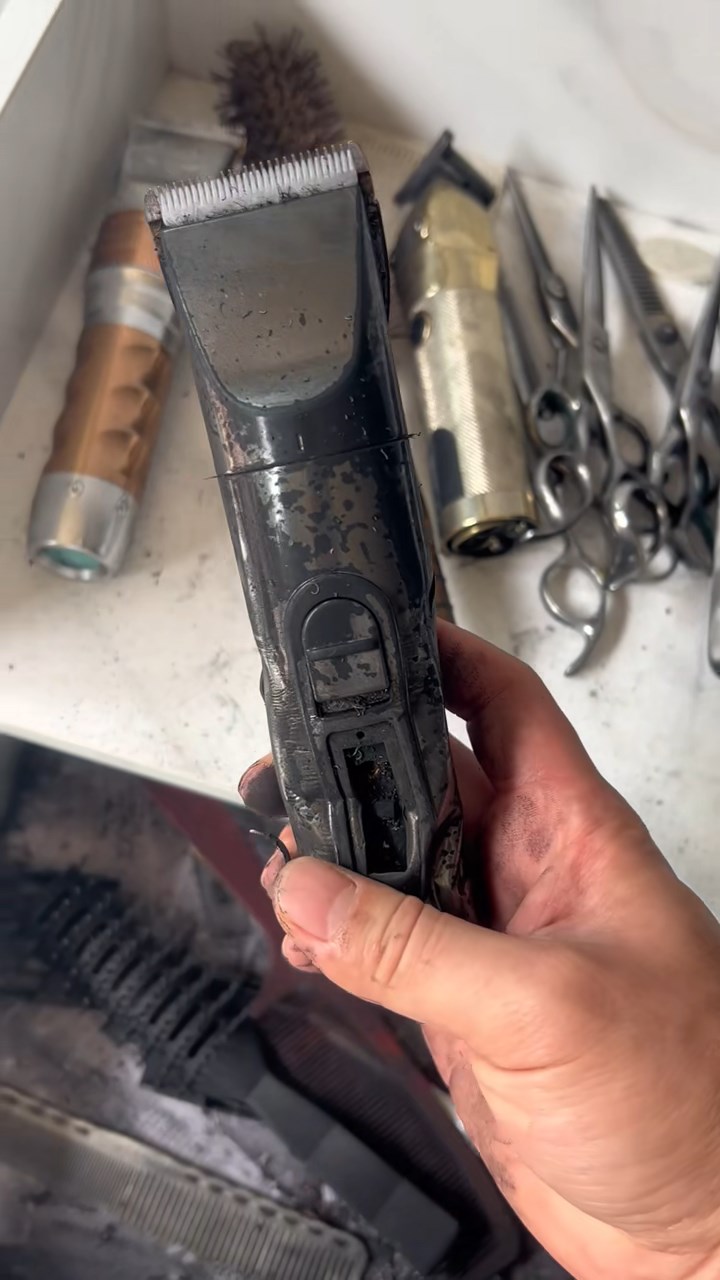 閉路電視拍下剪髮器爆炸的情況。抖音@托尼大叔 閉路電視拍下剪髮器爆炸的情況。抖音@托尼大叔