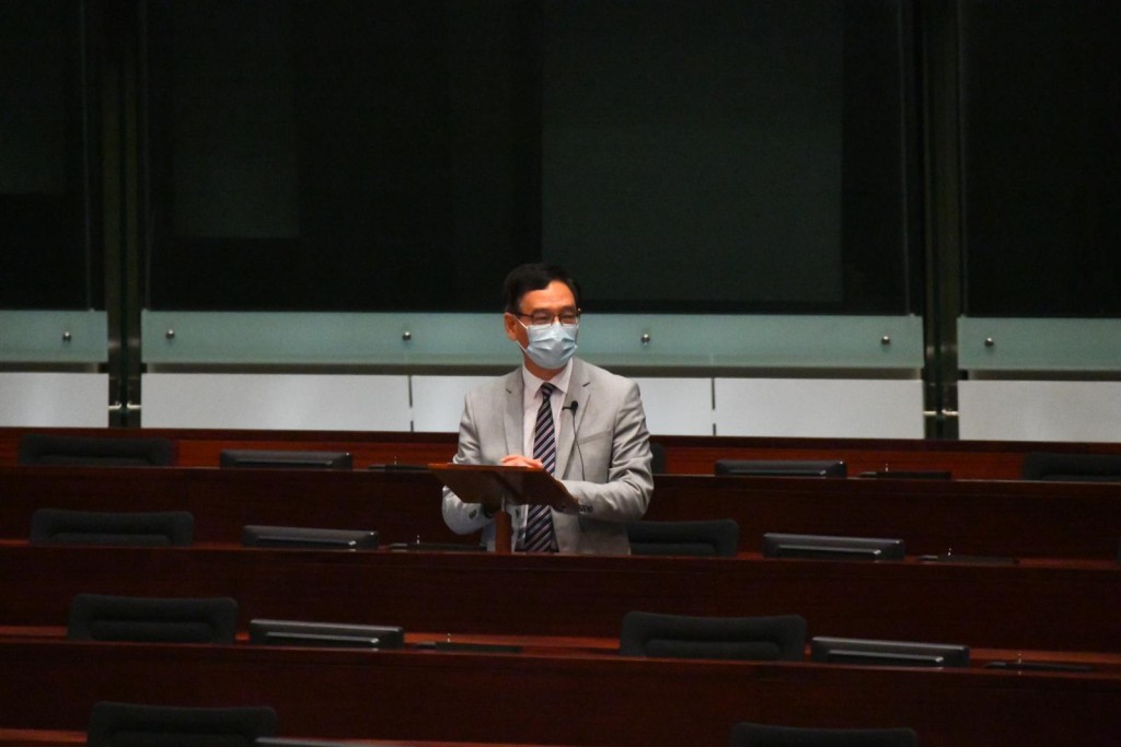 謝偉銓認為,香港必須將發展重心向北移及西移。