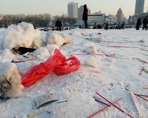 江的冰面布满胶袋垃圾、鞭炮烟花纸屑等。网图