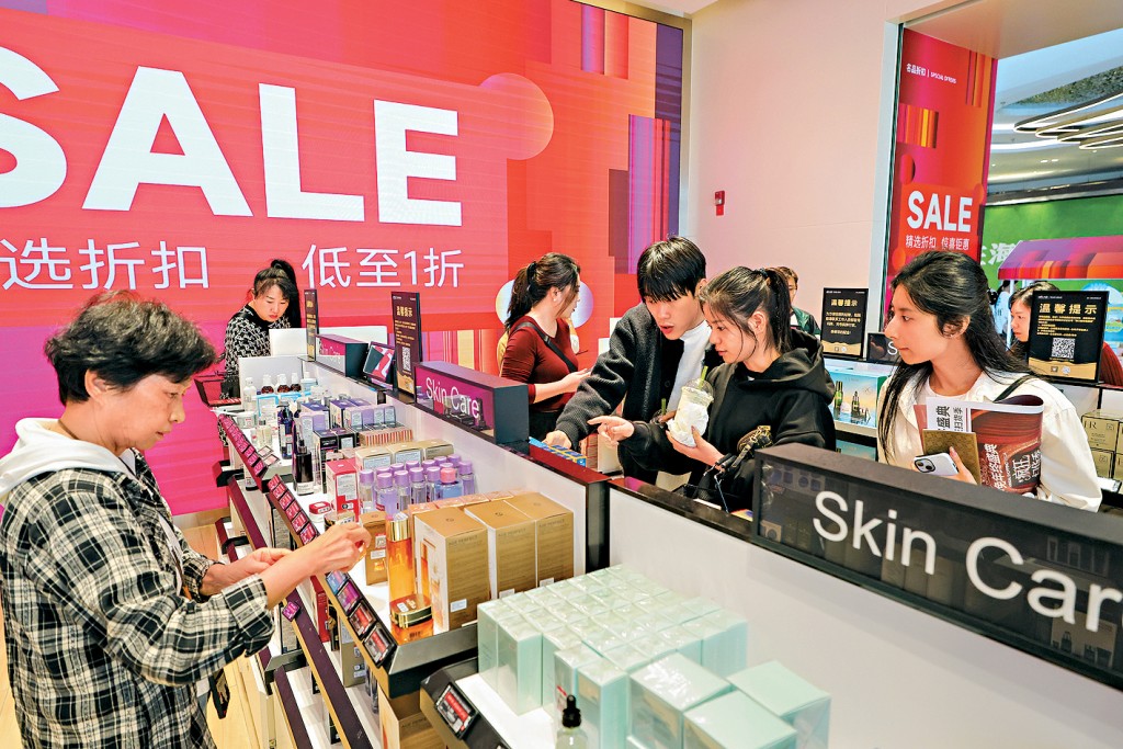 顧客在cdf海口國際免稅城選購化妝品。