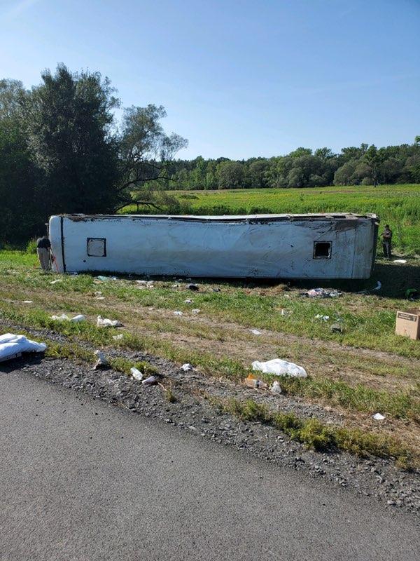 旅巴衝出路面翻側車身嚴重損毀。NYStatePolice twitter
