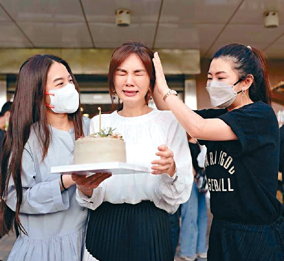 ■Ella获好姊妹Selina同Hebe惊喜庆生，令她感动到大哭。  
