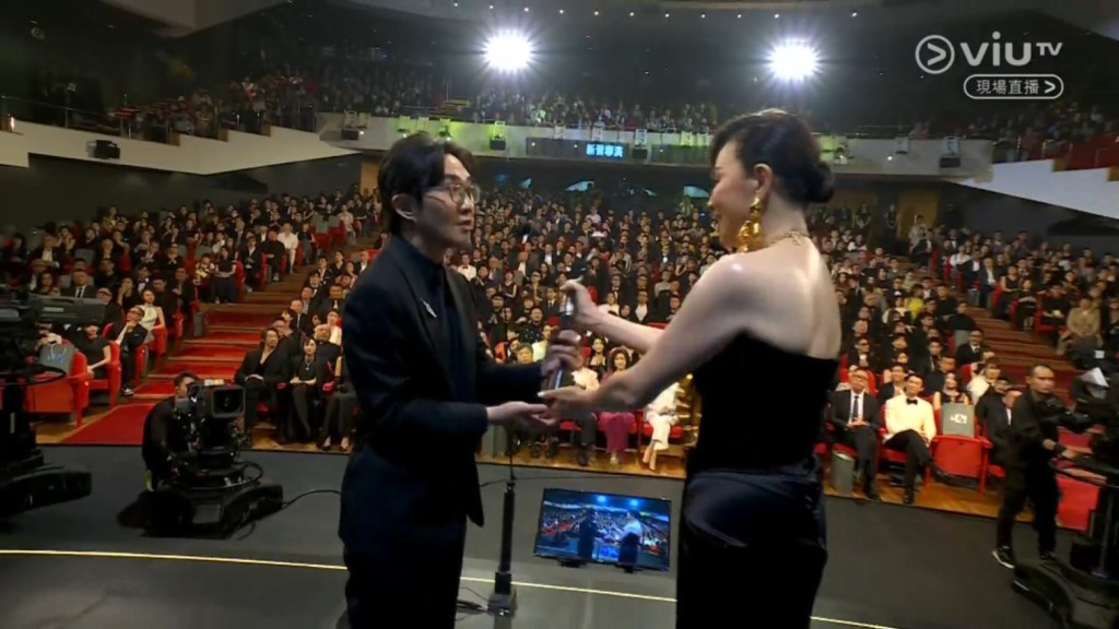 卓亦谦在刘嘉玲手上接过奖项。