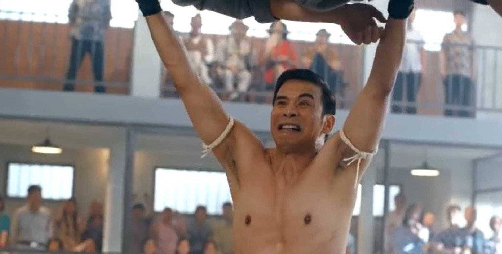 林伟曾于《铁拳英雄》中赤膊上阵，年届60依然劲fit。