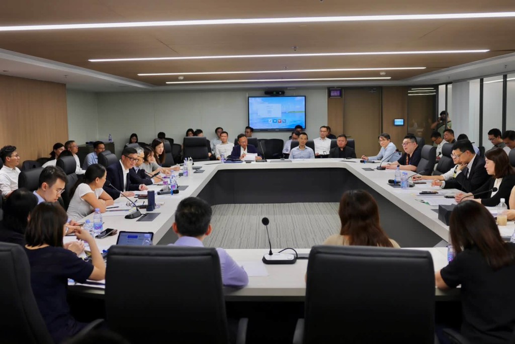 鄧炳強視察後,隨即召開跨部門會議,逐項跟進軟硬件工作。 鄧炳強視察後,隨即召開跨部門會議,逐項跟進軟硬件工作。