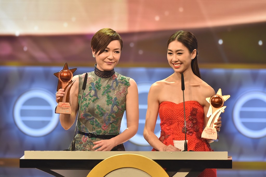 胡定欣與田蕊妮（左）憑《鬼同你OT》在《TVB馬來西亞星光薈萃頒獎禮》瓜分「最喜愛TVB女主角」。