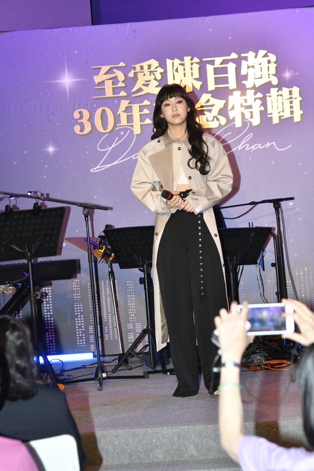 炎明熹打頭陣獻唱陳百強的經典歌曲《念親恩》。
