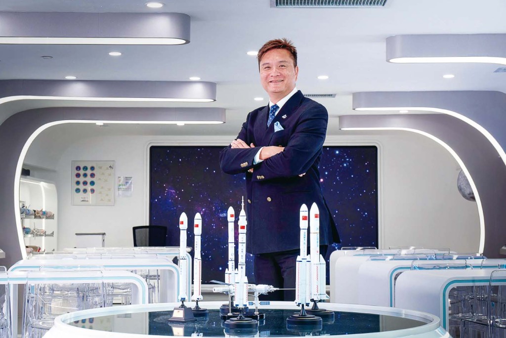 林克忠總校長放眼將來,他認為:「教育不能只看眼前,航天科技牽涉全人類未來數十年的生存與發展。若我們今天不著手培育,下一代又憑甚麼在全球競爭中立足?」 林克忠總校長放眼將來,他認為:「教育不能只看眼前,航天科技牽涉全人類未來數十年的生存與發展。若我們今天不著手培育,下一代又憑甚麼在全球競爭中立足?」