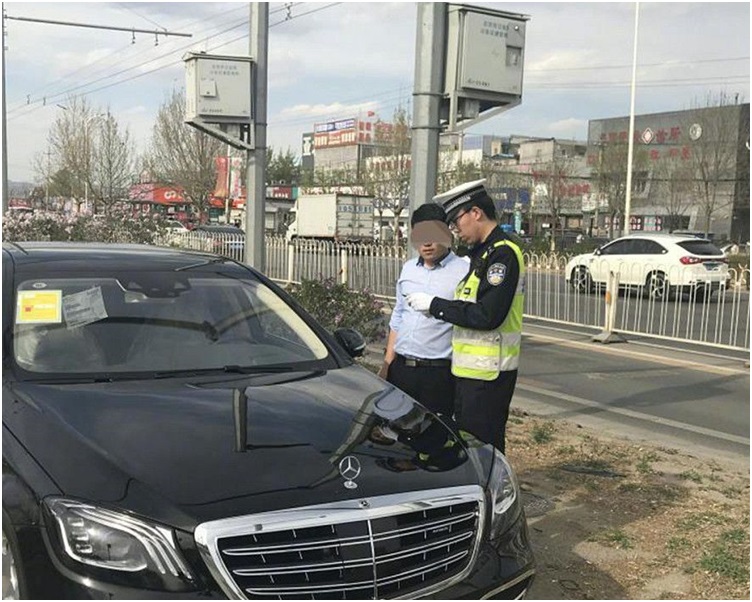 房車違例進入「快三公交專用道」被扣查。網圖