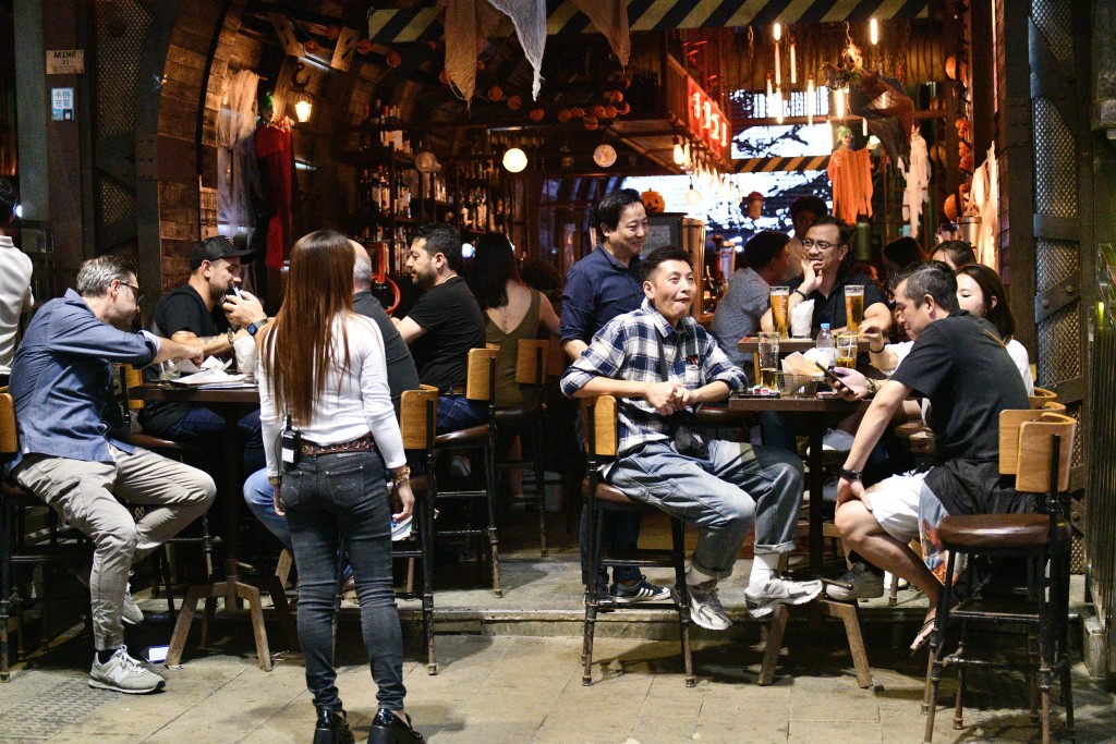 C15+建議以電子形式發放「夜間消費券」，促進晚市消費，幫助餐飲、酒吧等受夜間人流影響較大的行業。資料圖片