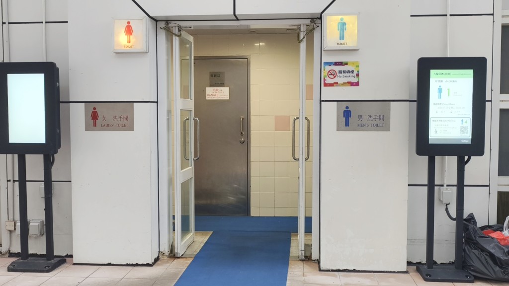 有市民指當局應就法院裁決提出上訴,維持目前進入男廁和女廁的規定。 有市民指當局應就法院裁決提出上訴,維持目前進入男廁和女廁的規定。