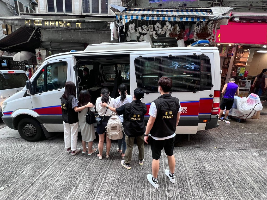 中区警区今日（17日）下午约一时在区内展开扫黄行动。警方图片