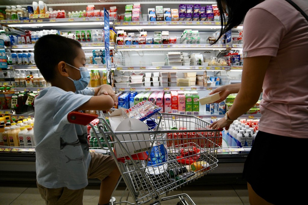 大批市民到超市搶購，食品貨架被搶清空。