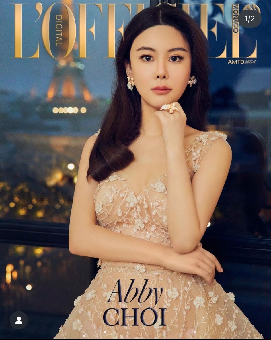 蔡天凤的灵堂中央遗照是法国时尚杂志《L'OFFICIEL》 封面照。