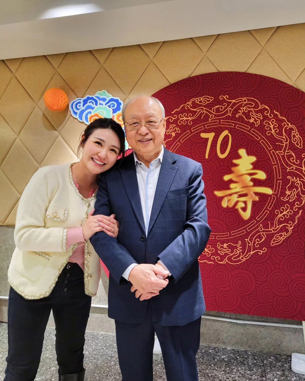 黄颖君昨日（8日）为父亲庆祝70大寿，两父女如同饼印。