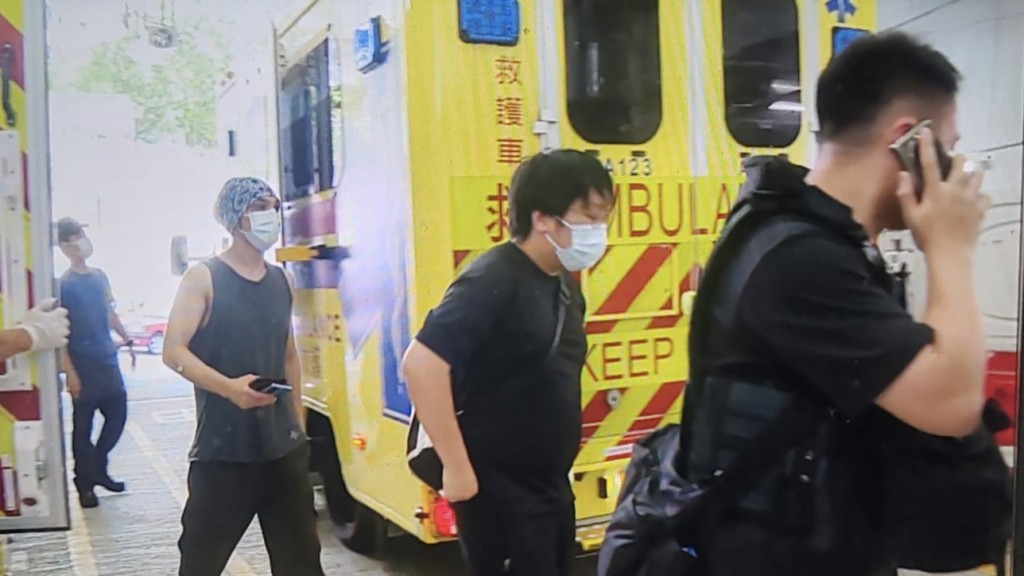 兩傷者(戴口罩)送院治理。 兩傷者(戴口罩)送院治理。