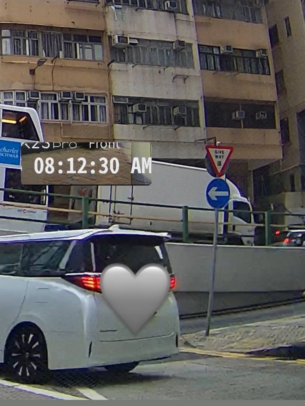 陳家珮約在8時10-11分左右逆線駛入謝斐道，其後在1分鐘後，即8時12分見到有車輛駛出左轉。Threads 圖片