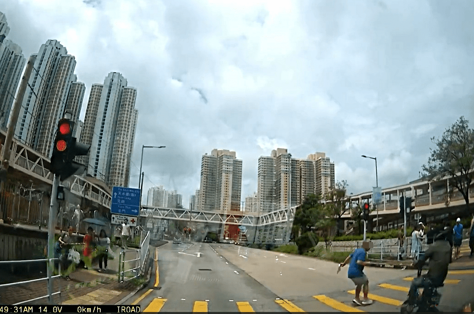 男子發現一輛電動單車高速馳至。fb： 交通意外求片區
