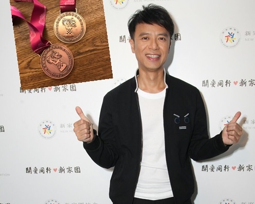 李克勤費事搞寸個場，只能在場外由朝等大仔等到晚。