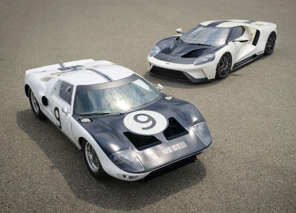 (后方)'64 Heritage Edition限量版，正跟(前方)GT原型车于Monterey Car Week进行公展活动。