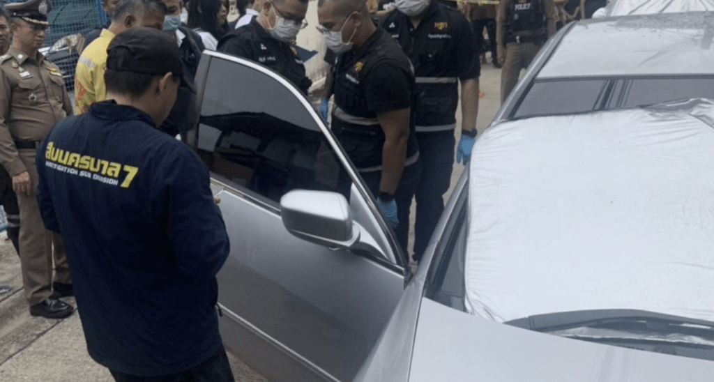警方進車後發現,兩名死者當時均呈半躺姿勢。泰媒Khaosod截圖 警方進車後發現,兩名死者當時均呈半躺姿勢。泰媒Khaosod截圖