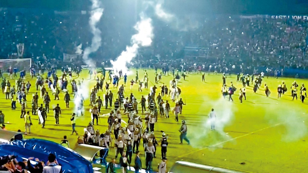 印尼瑪琅市主場的阿雷馬隊上周六晚輸給客隊佩爾塞巴亞隊後，球迷衝進球場，警察發射催淚彈控制局面。