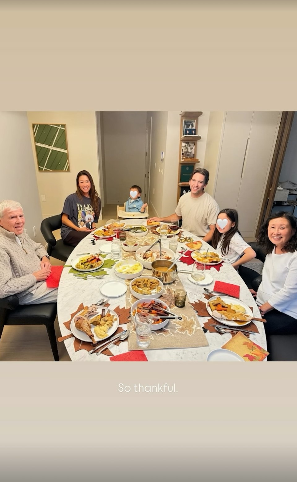 謝婷婷近日意外曝光兩子女的容貌，火速刪相後，重新上載用EMOJI遮去子女樣貌的全家福。