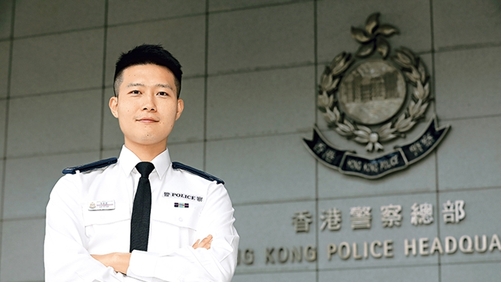 現年33歲的督察李傑偉,現駐守長沙灣分區軍裝巡邏小隊。《警聲》圖片