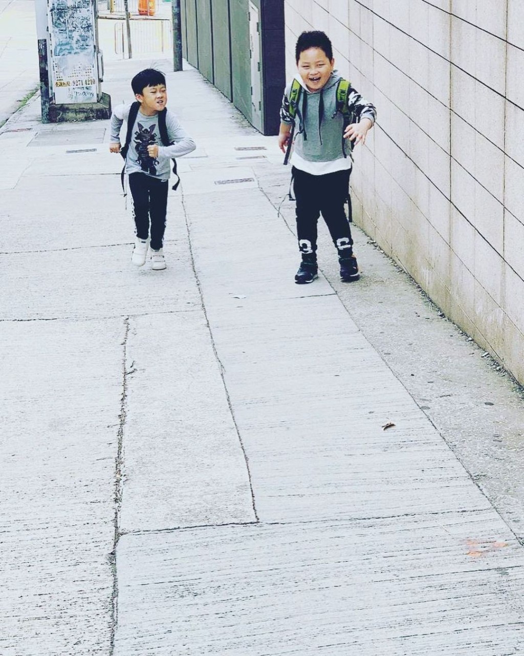 TVB處境劇《愛．回家之開心速遞》兩位童星「Philip仔」梁禹勤及「技安」黃厚仁由小學生拍到已經升中。