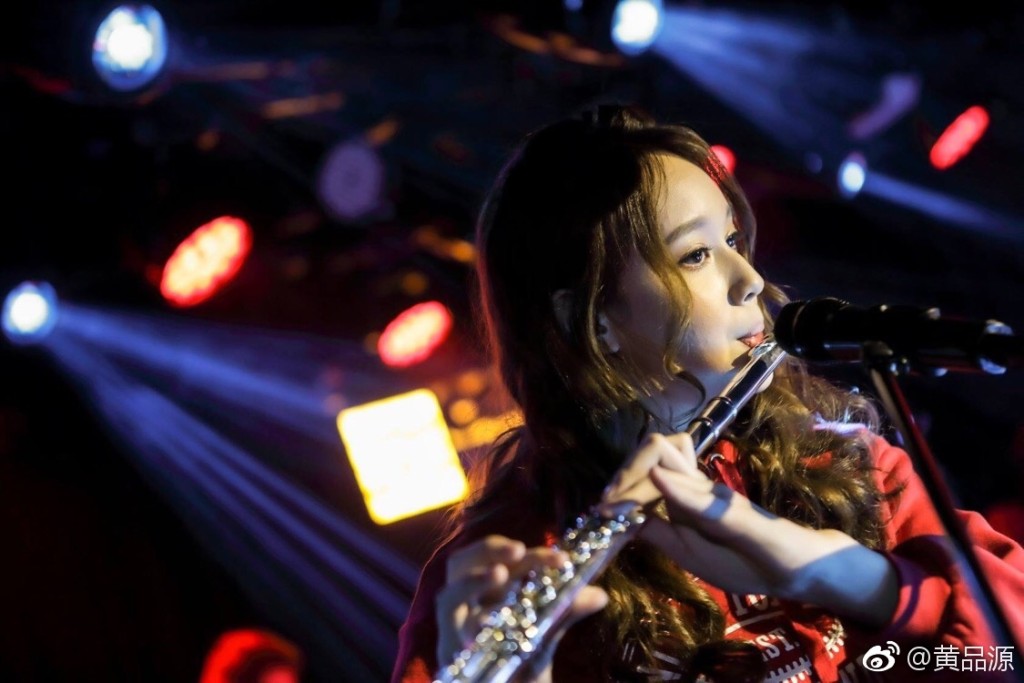 黄品源的女儿黄怀萱曾为爸爸吹长笛伴奏。
