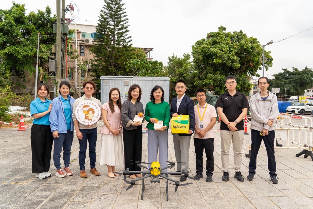 香港青少年服務處與美團合作開設全港首條無人機長者膳食送遞航線，以無人機代替傳統陸路送遞，每日將健康飯盒送住到偏遠鄉郊地區的長者手上。