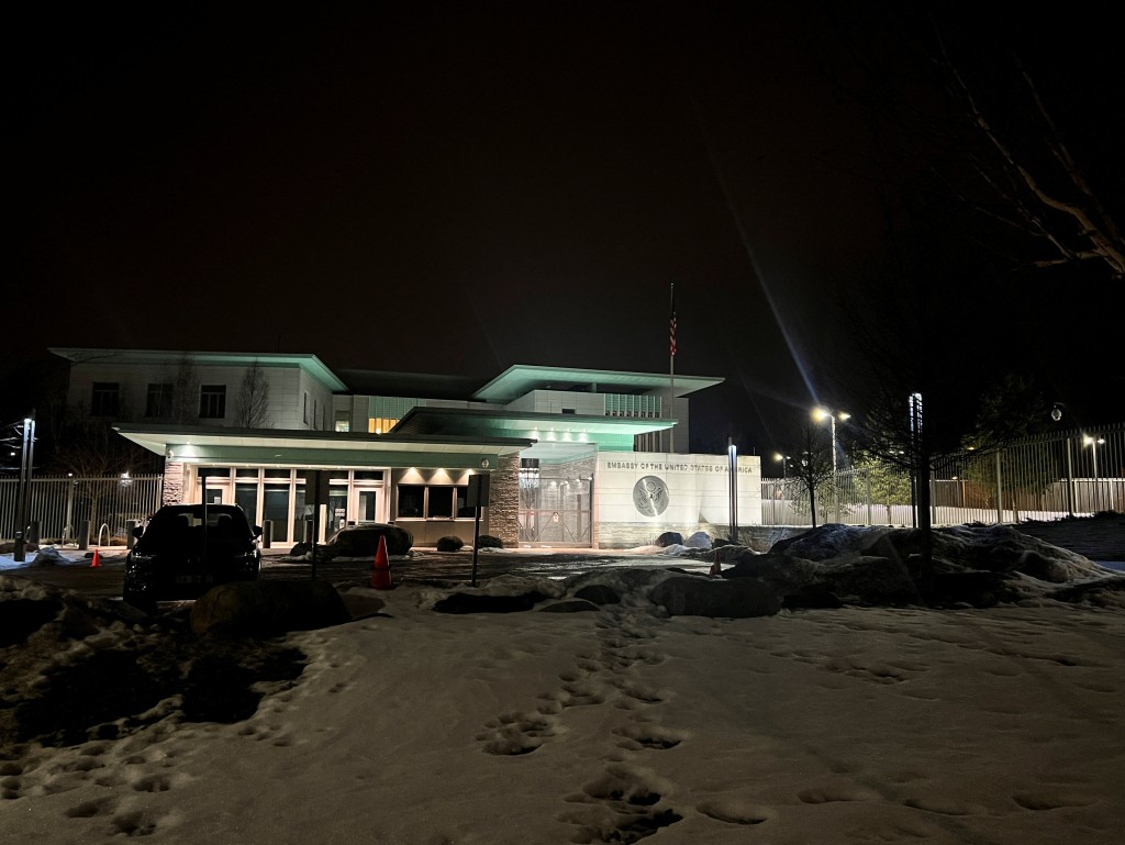 挪威警方表示美国驻奥斯陆大使馆附近发生剧烈爆炸后，美国大使馆的现场照片。 路透社