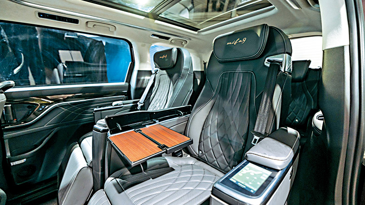車廂前及中排座椅均採用高級真皮製造，並設有獨立工作桌板。