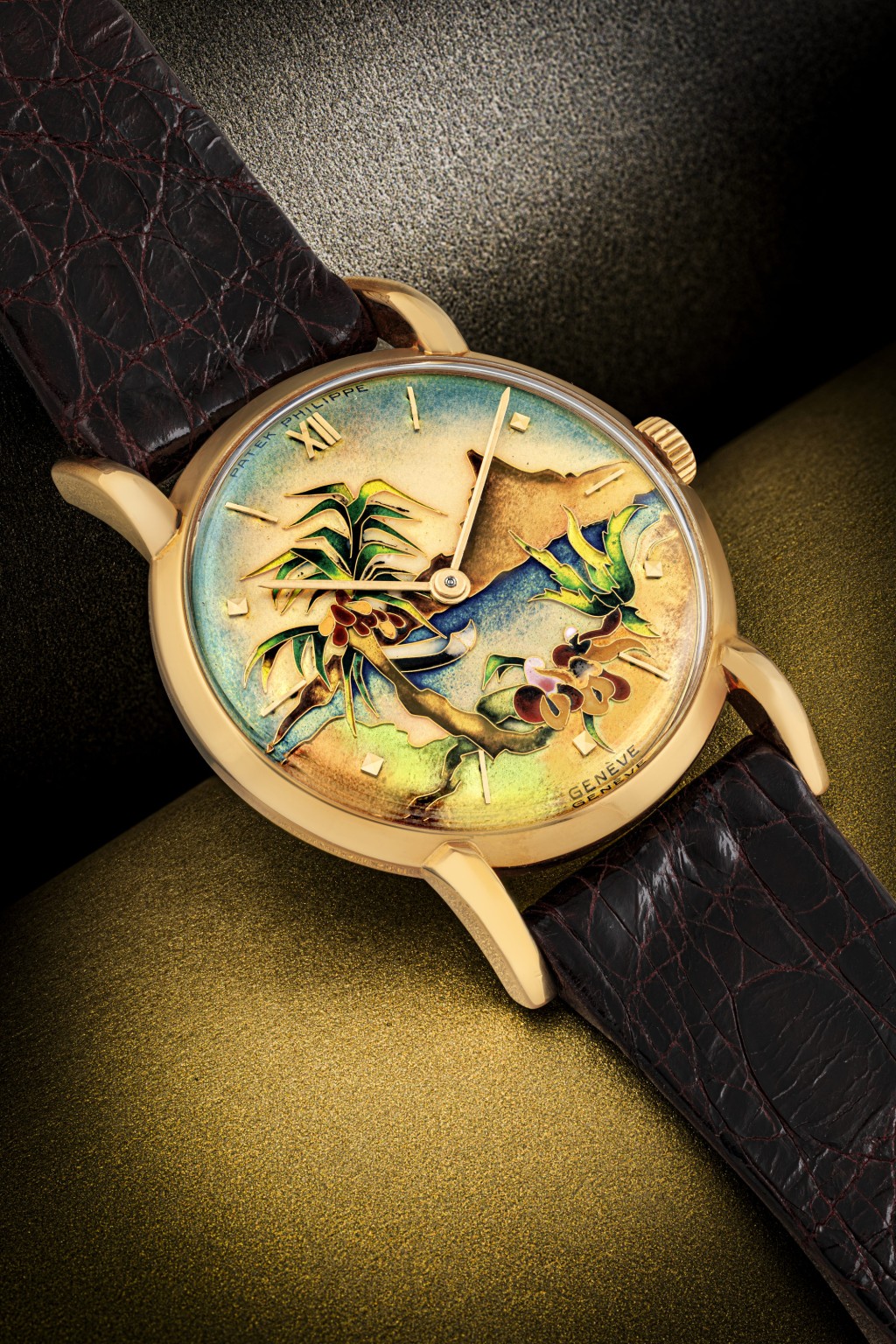 百達翡麗18K紅金腕錶，錶徑35毫米，錶盤以掐絲琺琅描繪大溪地森林，型號1595，機芯編號720'208，錶殼編號422'869，1952年製。估價4,000,000 – 8,000,000港元。