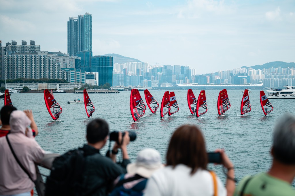 香港滑浪风帆公开锦标赛，周日在维港上演表演赛。 中国香港滑浪风帆会图片