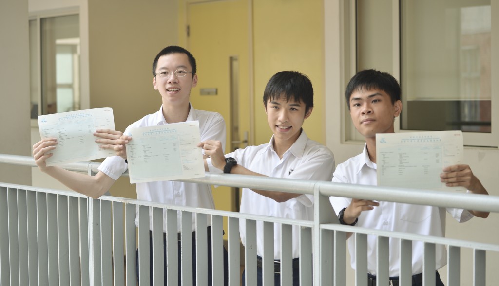 他的哥哥蓝正宏（左）原来是2018年DSE状元，之后入读香港大学法律系，可谓「一门双杰」。资料图片