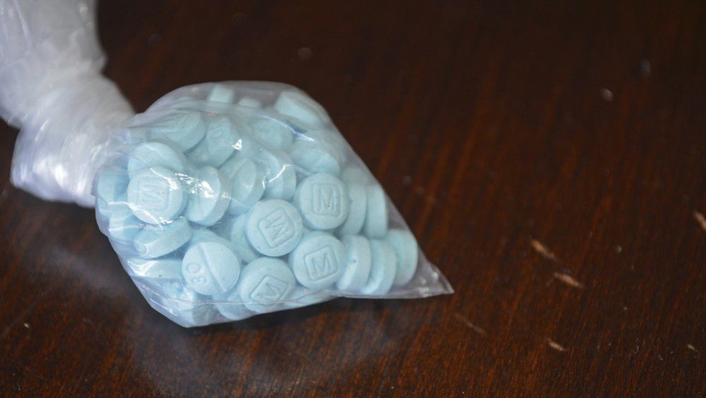 网上有不少芬太尼药物包装成处方药物出售。AP