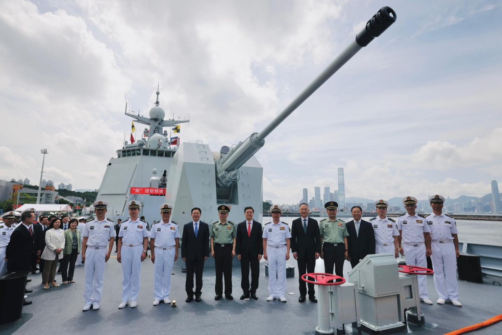 海軍航母山東艦編隊今（3日）早上抵達本港，特區政府在昂船洲軍營舉行歡迎儀式。李家超FB圖片
