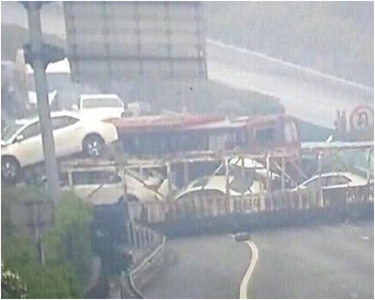 3人當場身亡貨車上一人及乘客一名受傷。